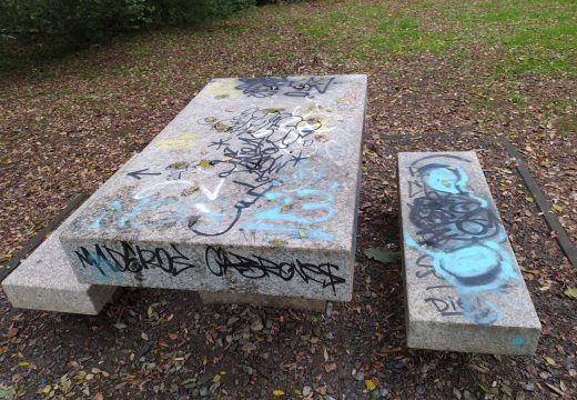 O goberno denuncia os actos vandálicos que se produciron na área da Brexa e que deixaron pintadas en mesas e árbores